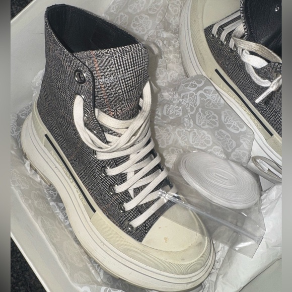 🛍️ High-Top Gray and White Platform Sneakers - Picture 5 of 8